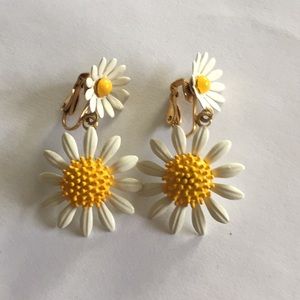 Vintage 1970's daisy drop earrings clip on
